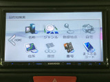 目的地設定や音楽再生など、多彩な機能を備えたナビゲーションシステム。スムーズな操作で快適なドライブをサポートします。