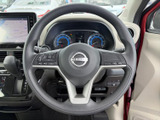 握りやすいステアリングは、運転操作をスムーズにします。オーディオやハンズフリー通話など、便利な機能も集中操作。快適なドライブをサポートします。