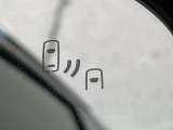 【ブラインドスポットモニター】走行中、ドアミラーの死角になりやすい箇所に後続車が接近するとサイドミラーのレンズに警告を表示!ドライバーに注意喚起をしてくれます。