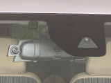 【三菱e-Assist】走行中に前方の車両等を認識し、衝突しそうな時は警報とブレーキで衝突回避と被害軽減をアシスト。より安全にドライブをお楽しみいただけます。