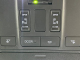 【両側パワースライドドア】スマートキーや運転席のスイッチで後席両側スライドドアの開閉が可能♪電動だから力を入れてドアを開ける必要が無く、小さなお子様でも簡単に開け閉めでき快適です♪