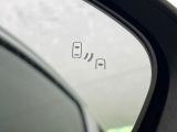 【ブラインドスポットモニター】走行中、ドアミラーの死角になりやすい箇所に後続車が接近するとサイドミラーのレンズに警告を表示!ドライバーに注意喚起をしてくれます。
