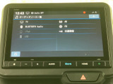 ラジオ、CD、USBなど、様々なメディアからお好みの音楽を楽しめます。高音質なサウンドで、ドライブの時間をより豊かなものにします。