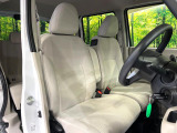運転席まわりには十分なスペースがあり、大柄な方でもゆったり運転していただける環境です。