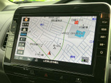 鮮明な地図表示で、目的地へのナビゲーションをサポート。スムーズな操作性で、運転中でも安心して目的地に到着できます。最新の交通情報も確認できます。