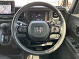 握りやすく操作しやすいステアリング。快適なドライビングポジションを実現し、長距離運転も疲れにくい設計です。