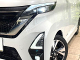 【LEDヘッドライト】悪天候や夜間走行時も良好な視界を確保し安心して運転できる高輝度LEDヘッドライトを装備!点灯速度が早く、消費電力も抑えられています。