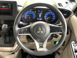 インテリアに合わせたデザインのステアリングは、運転される方のことも考え、運転しやすい形状、大きさです。是非一度、実際に触ってお確かめください。