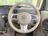 インテリアに合わせたデザインのステアリングは、運転される方のことも考え、運転しやすい形状、大きさです。是非一度、実際に触ってお確かめください。