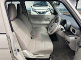 シンプルで使いやすい内装空間。運転席からの視界も良好で、安心して運転を楽しめます。コンパクトカーならではの、親しみやすい空間です。