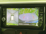 後退時の安全確認をサポートする映像を鮮明に表示します。車両周辺の状況を把握しやすく、安全な運転を後押しします。駐車場での出し入れも安心です。