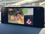 停車時に映像コンテンツを楽しめるエンターテイメント機能。長時間の移動や休憩時間にも最適です。