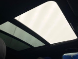 ●サンルーフ:開放感たっぷりの希少装備、サンルーフが装着されています!車内に明かりを取り入れたり景色を楽しむ以外にも、車内の空気も簡単に換気できて快適です!