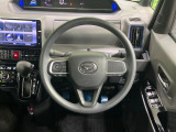 インテリアに合わせたデザインのステアリングは、運転される方のことも考え、運転しやすい形状、大きさです。是非一度、実際に触ってお確かめください。
