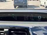 視認性の高いメーターデザインで、運転状況をひと目で確認できます。必要な情報を効率的に把握し、安全運転をサポートします。