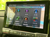 多彩な情報表示で、カーナビやオーディオ操作がスムーズに行えます。視認性の高い画面で快適なドライブをサポート。