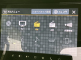 お好みの音楽やラジオ、テレビなど、多彩なコンテンツでドライブを彩ります。多彩な接続端子で、スマホとの連携も可能です。