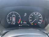 必要な情報をひと目で確認できるシンプルなデザイン。視認性の高い表示で、運転中の情報収集をサポートし、安全運転を後押しします。