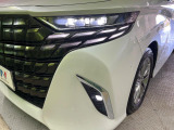 【シーケンシャルターンランプ付きLEDヘッドライト】人気の『流れるウィンカー』付きのLEDヘッドライトを装備♪高級感はもちろん、点灯時は存在感たっぷりで他車からも認識されやすく安心です。
