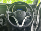 握りやすく操作しやすいステアリング。細部までこだわったデザインで、長距離運転でも疲れにくい設計となっています。