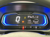 必要な情報をひと目で確認できる、見やすい表示です。速度や燃料残量など、運転に欠かせない情報をわかりやすく表示します。