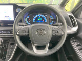 インテリアに合わせたデザインのステアリングは、運転される方のことも考え、運転しやすい形状、大きさです。是非一度、実際に触ってお確かめください。