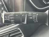 直感的な操作で、安全な車線変更をサポート。視認性の高いインジケーターで、周囲への合図を明確に伝えます。スムーズな走行をアシストします。