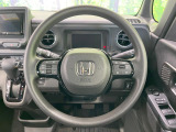 インテリアに合わせたデザインのステアリングは、運転される方のことも考え、運転しやすい形状、大きさです。是非一度、実際に触ってお確かめください。