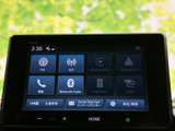 多彩な機能を備えたオーディオ画面です。Apple CarPlayやAndroid Autoに対応し、スマートフォンとの連携も可能です。快適なドライブをサポートします。