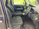 運転席側のドアを開けると、広々とした空間が広がります。視界も良好で、運転しやすい設計が施されています。操作性も高く、快適なドライブをサポートします。