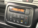 【オートエアコン】一度お好みの温度に設定すれば、車内の温度を検知し風量や温度を自動で調整。暑い&hellip;寒い&hellip;と何度もスイッチ操作をする必要はありません。快適な車内空間には必須の機能ですね♪