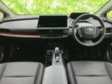 細部にまでこだわった内装が、上質な雰囲気を演出しています。運転席からの視界も良好で、安心感があります。