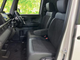 使いやすい収納スペースが備わっており、ちょっとした荷物もスマートに収納できます。車内が整理整頓され、快適な空間を保てます。