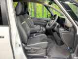 運転席まわりには十分なスペースがあり、大柄な方でもゆったり運転していただける環境です。
