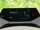 スタイリッシュなデザインと、必要な情報を分かりやすく表示するメーター。運転中の視認性を高め、安全運転をサポートします。