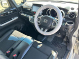 【運転席】座り心地が良いシートなので長時間の運転でも快適にお過ごしいただけます。新品のフロアマットのご注文も可能です。掲載箇所以外にご希望の写真がございましたらお気軽にお問い合わせ下さい。