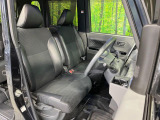 運転席まわりには十分なスペースがあり、大柄な方でもゆったり運転していただける環境です。
