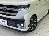 【LEDヘッドライト】悪天候や夜間走行時も良好な視界を確保し安心して運転できる高輝度LEDヘッドライトを装備!点灯速度が早く、消費電力も抑えられています。
