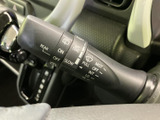 悪天候時でも、視界を確保し、安全運転をサポートします。レバー操作で簡単に調整でき、快適なドライビングを実現します。