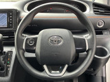 しっかりと握りやすいステアリングで、快適な運転操作をサポートします。操作系のスイッチも手の届きやすい位置に配置。
