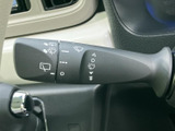 視界をクリアにするワイパーレバー。雨天時でも安心して運転できます。自動ワイパー機能も搭載し、状況に応じて最適な作動をします。