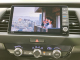 停車時にテレビ視聴が可能。移動時間も快適に過ごせます。ご家族みんなで楽しめるエンターテイメント空間を提供します。