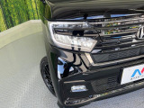 【LEDヘッドライト】悪天候や夜間走行時も良好な視界を確保し安心して運転できる高輝度LEDヘッドライトを装備!点灯速度が早く、消費電力も抑えられています。