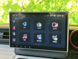 鮮明な画面で、カーナビやオーディオを快適に操作できます。スマートフォンとの連携も可能で、お気に入りの音楽やアプリを車内でも楽しめます。