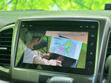 停車時に映像を楽しめるTV画面を搭載。長時間の移動や休憩時間にも、リラックスしたひとときを演出します。