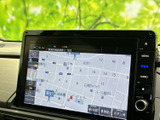 鮮明な地図表示で、運転中の情報確認が容易です。最新の交通情報も取得し、最適なルートを提案します。