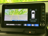 後方の状況をワイドに捉え、安全な後退をサポートします。駐車や狭い場所での取り回しも、よりスムーズに行えます。