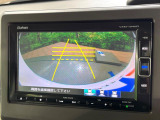 【バックカメラ】駐車時に後方がリアルタイム映像で確認できます。大型商業施設や立体駐車場での駐車時や、夜間のバック時に大活躍!運転スキルに関わらず、今や必須となった装備のひとつです!