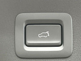 【パワーバックドア】スマートキーや運転席のボタンを押すだけでリアゲートが自動で開閉します!荷物を持っている時や、高い位置にあるバックドアを閉める際に便利な機能です♪