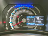 視認性の高いメーターで、車の状態をひと目で確認できます。走行速度や燃料残量など、必要な情報を効率的に把握できます。
